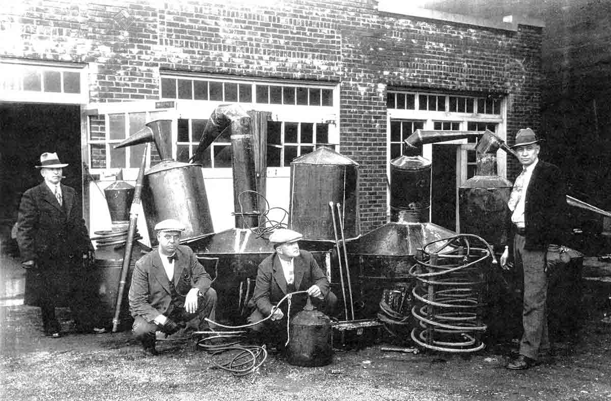 Revenuers raid stills,1925